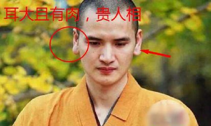 看面相耳朵小的男人_一个耳朵大一个耳朵小面相_男人耳朵面相图解