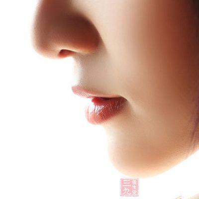 女人的颧骨过高，容易流露出来