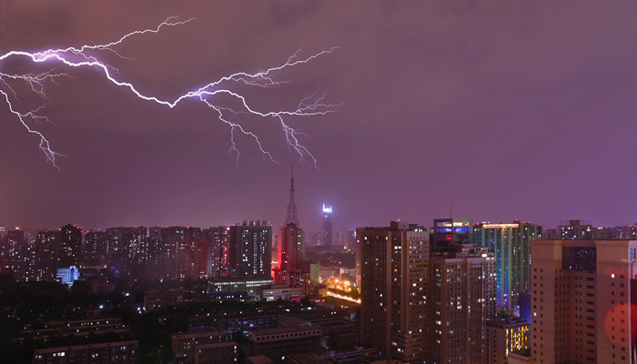 梦见雷电劈跨高楼飞上天富贵大吉