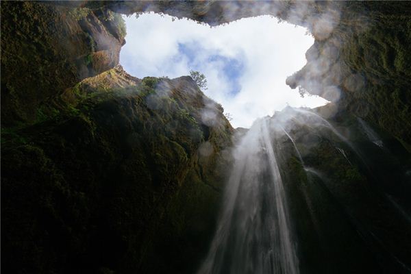 风水堂：梦见神秘的洞穴