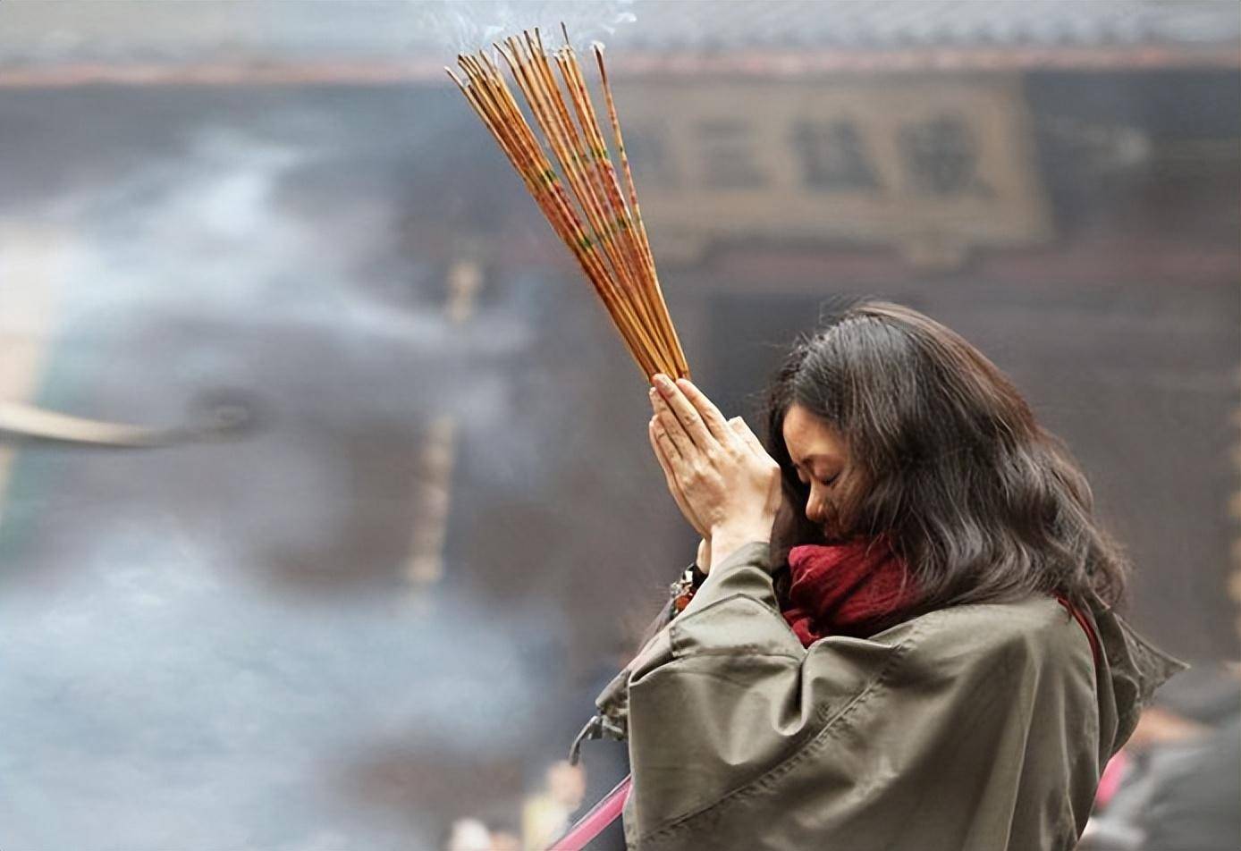 慈世堂：梦见陌生人给自己家的观音烧香的预兆