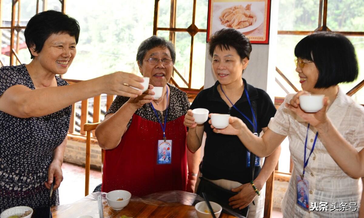 云里，是个生活里很正经，也有烟火气，看起来很精明的女人