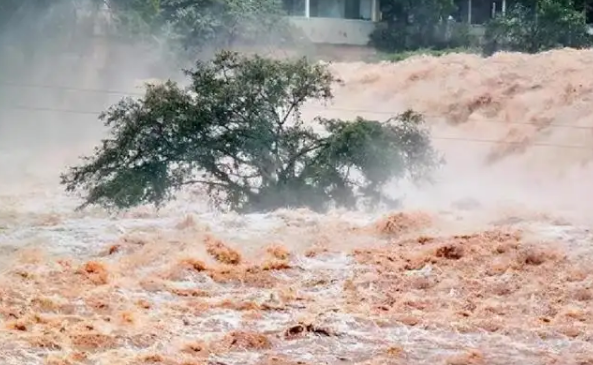 梦见水灾逃生大难不死梦见发大水